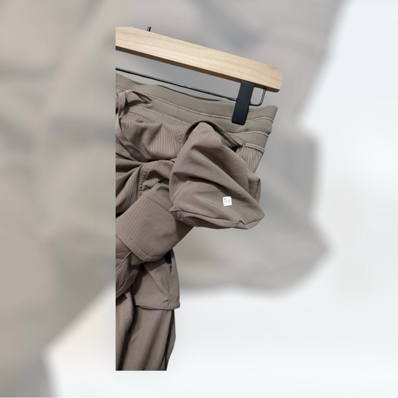 lululemon athletica cargo dance studios - Picture 7 of 7